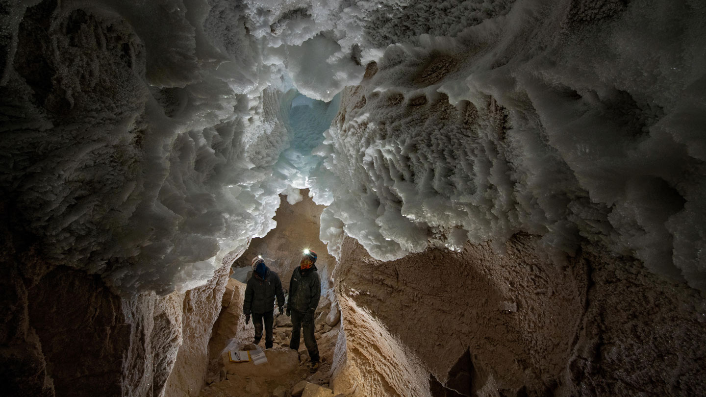 Tief unter der Erdoberfläche warten zahllose Höhlen weiterhin auf ihre Entdeckung und Erkundung. © Robbie Shone