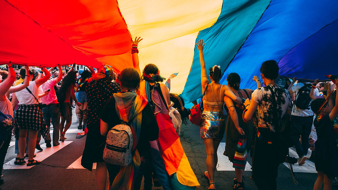 Während im Juni weltweit der Pride Month gefeiert wurde, trat in Ungarn ein Gesetz in Kraft, das Menschen, die sich der LGBTQI-Community zugehörig fühlen diskriminiert. © Unsplash/Mercedes Mehling