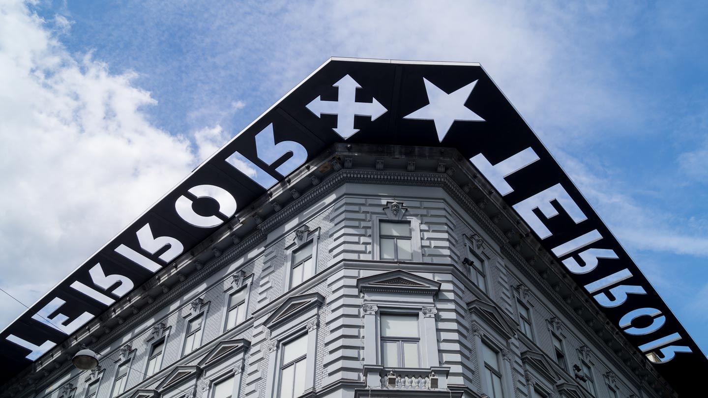 Das Haus des Terrors in Budapest erinnert an die Opfer von Faschismus und Kommunismus. Es wurde von einem Theatermacher entwickelt und ähnelt dem US-Holocaustmuseum. © Wikimedia Commons