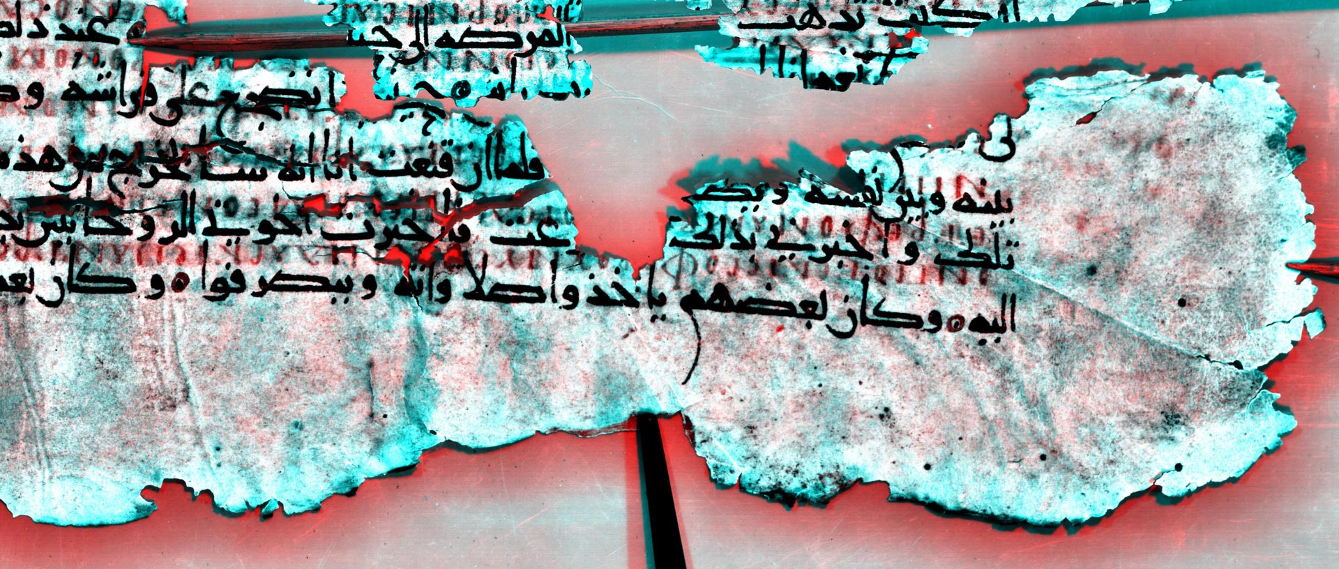 Eine Pergament-Seite in der Analyse: Moderne Bildbearbeitungsmethoden machen es möglich, den ursprünglichen griechischen Text (rot) auf den Fragmenten zu entziffern. Dieser wurde ausradiert und im 10. Jhdt. mit einem arabischen Text (schwarz) überschrieben (Pseudofarbenbild von Sin. ar. NF 66, f. 2v + frg. 7v + frg. 8r, bearbeitet von Imaging Scientist Keith Knox). © Katharinenkloster, Sinai, Ägypten