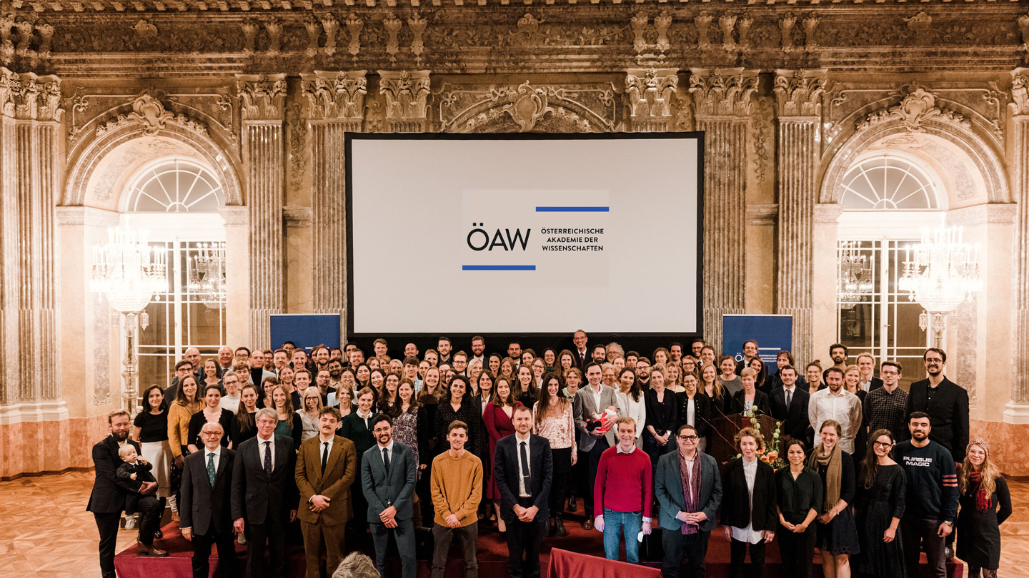 Die neuen Stipendiatinnen und Stipendiaten bei der feierlichen Verleihung der neuen Stipendien der ÖAW. © ÖAW/Belle & Sasse