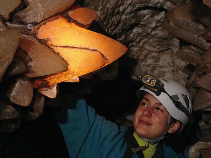 Kalzitkristalle - teilweise beleuchtet - bedecken die Surprise Höhle in Kirgisistan @ Christoph Spötl