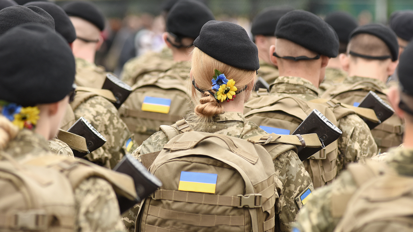 Auch Frauen kämpfen als Soldatinnen in der Ukraine gegen Russland. 