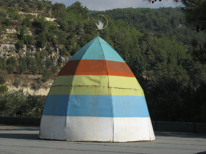 Kuppel einer Pilgerstätte in der typischen Fünf-Farben-Kombination der Drusen (Shūf-Gebirge, Libanon). © Gebhard Fartacek