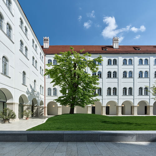 Der neu gestaltete Arkadenhof bildet eine Grünoase inmitten der Stadt und ist das Herz des Campus Akademie. © Bruno Klomfar/ÖAW