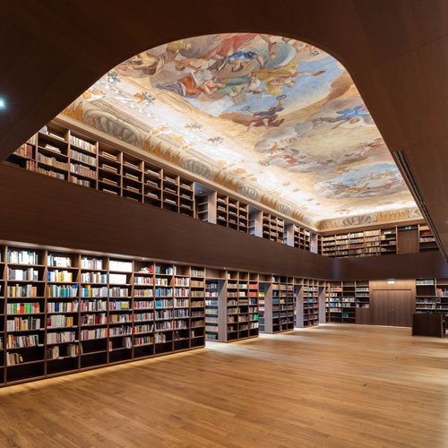 Die revitalisierte Bibliothek mit ihrem barocken Deckenfresko im Campus Akademie. © Daniel Hinterramskogler/ÖAW 