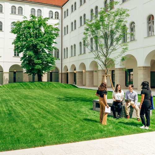 Der neu gestaltete Arkadenhof inmitten des Campus Akademie. © Klaus Pichler/ÖAW