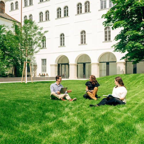 Der neu gestaltete Arkadenhof inmitten des Campus Akademie. © Klaus Pichler/ÖAW
