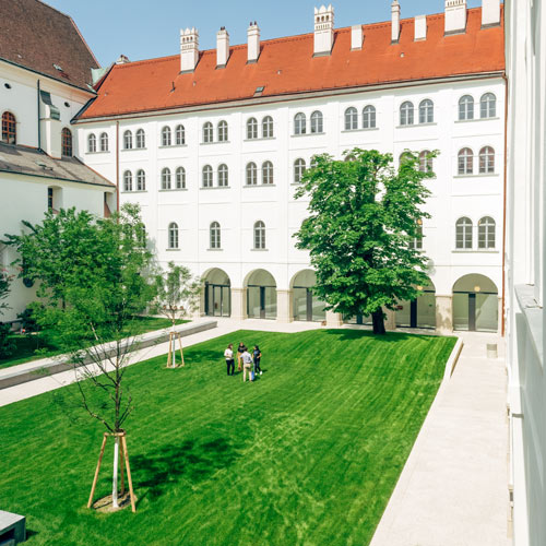 Der neu gestaltete Arkadenhof inmitten des Campus Akademie. © Klaus Pichler/ÖAW