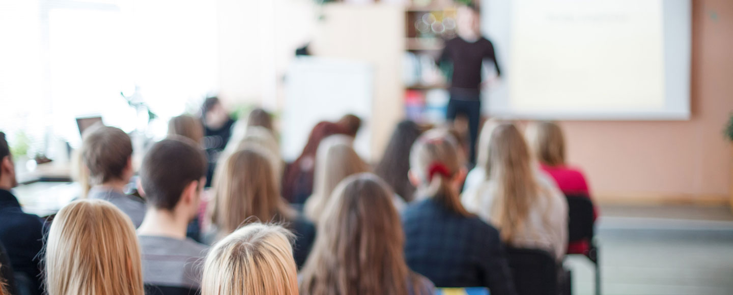 Die Initiative "Akademie im Klassenzimmer" der ÖAW bringt Top-Forscher/innen an Schulen. © Shutterstock