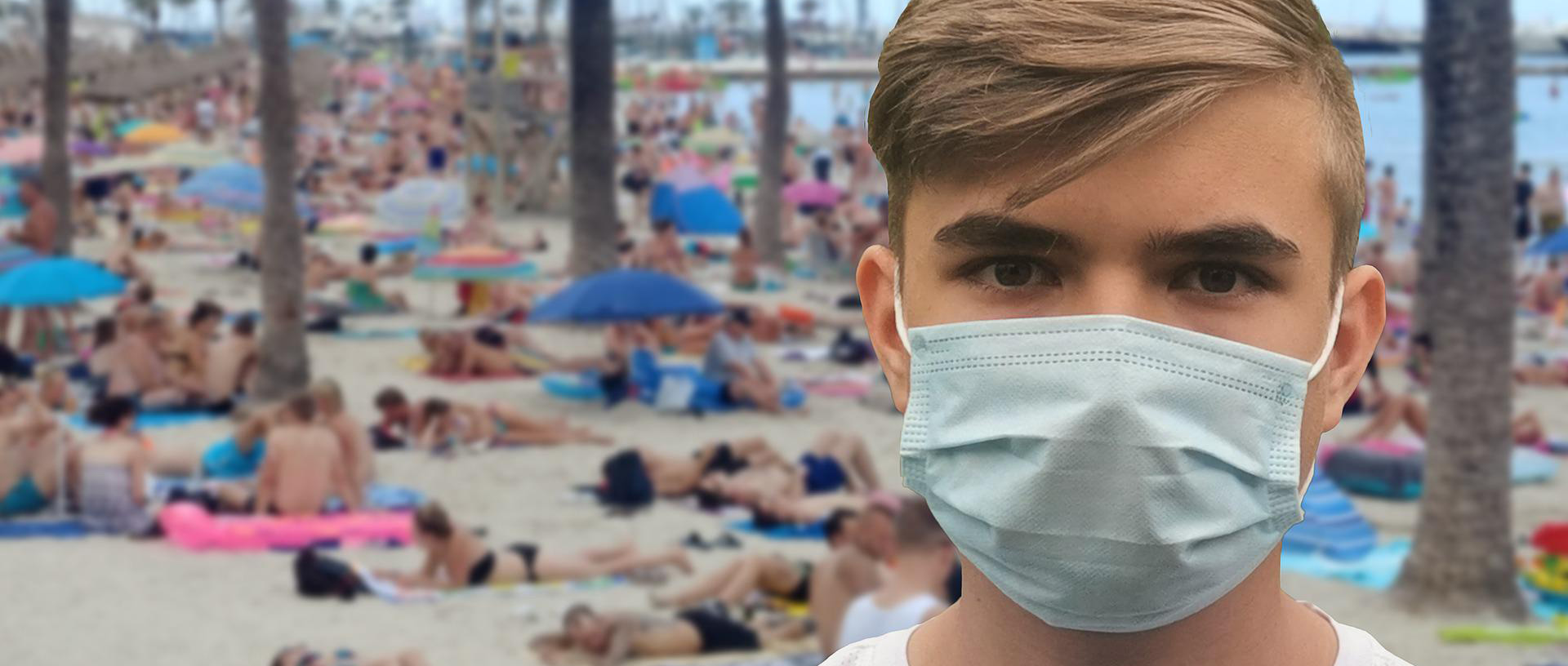 Ein junger Mann mit FFP2-Maske steht vor einem überfüllten Badestrand.