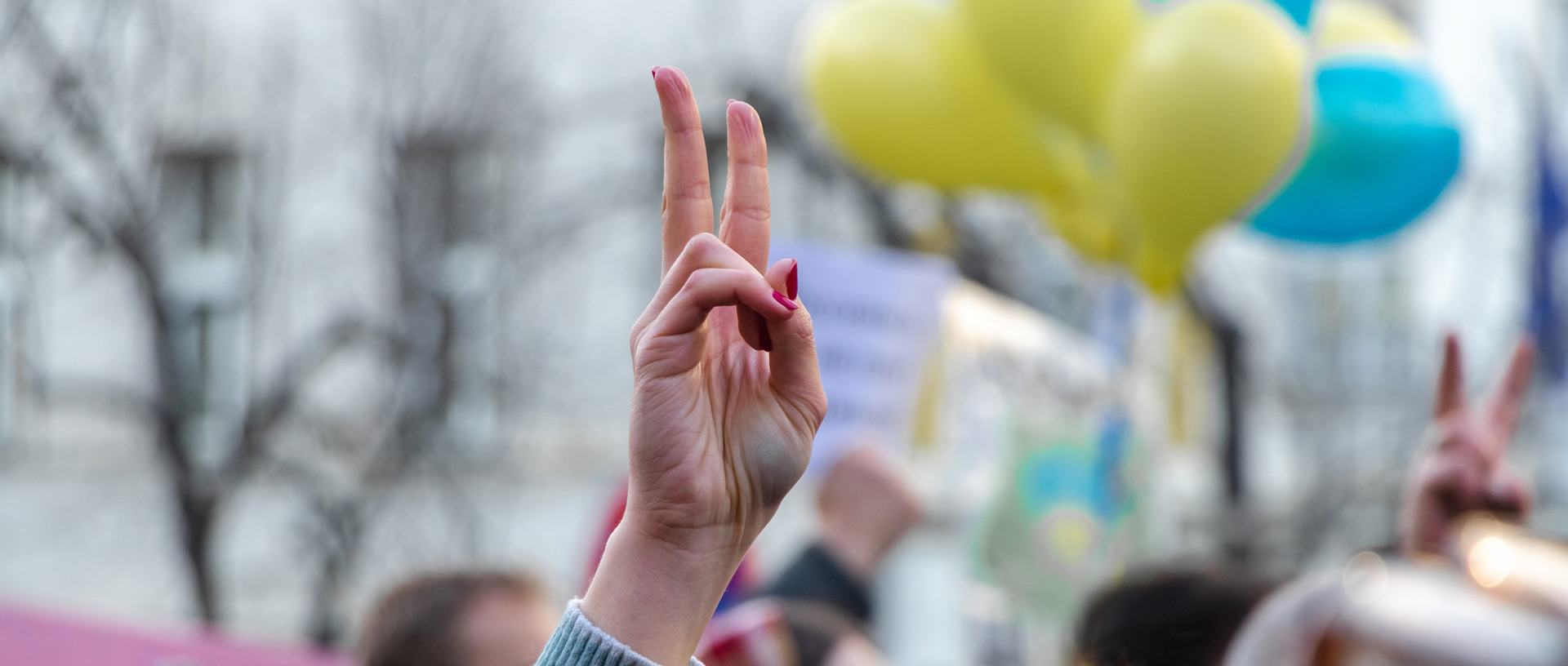 Foto von einer Demonstration mit Luftballons in den Farben der Ukraine