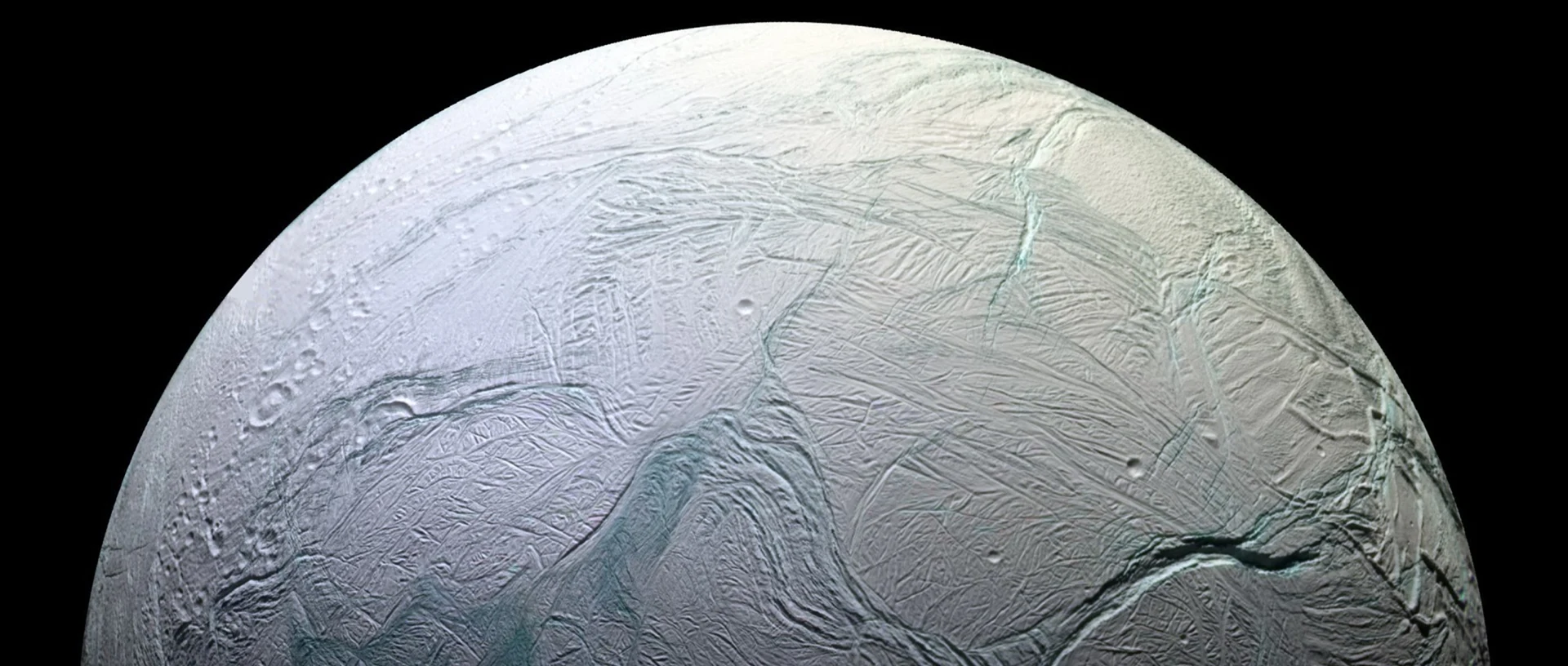 Illustration des Enceladus mit einer weißen Oberfläche, die von blauen Adern durchzogen ist.