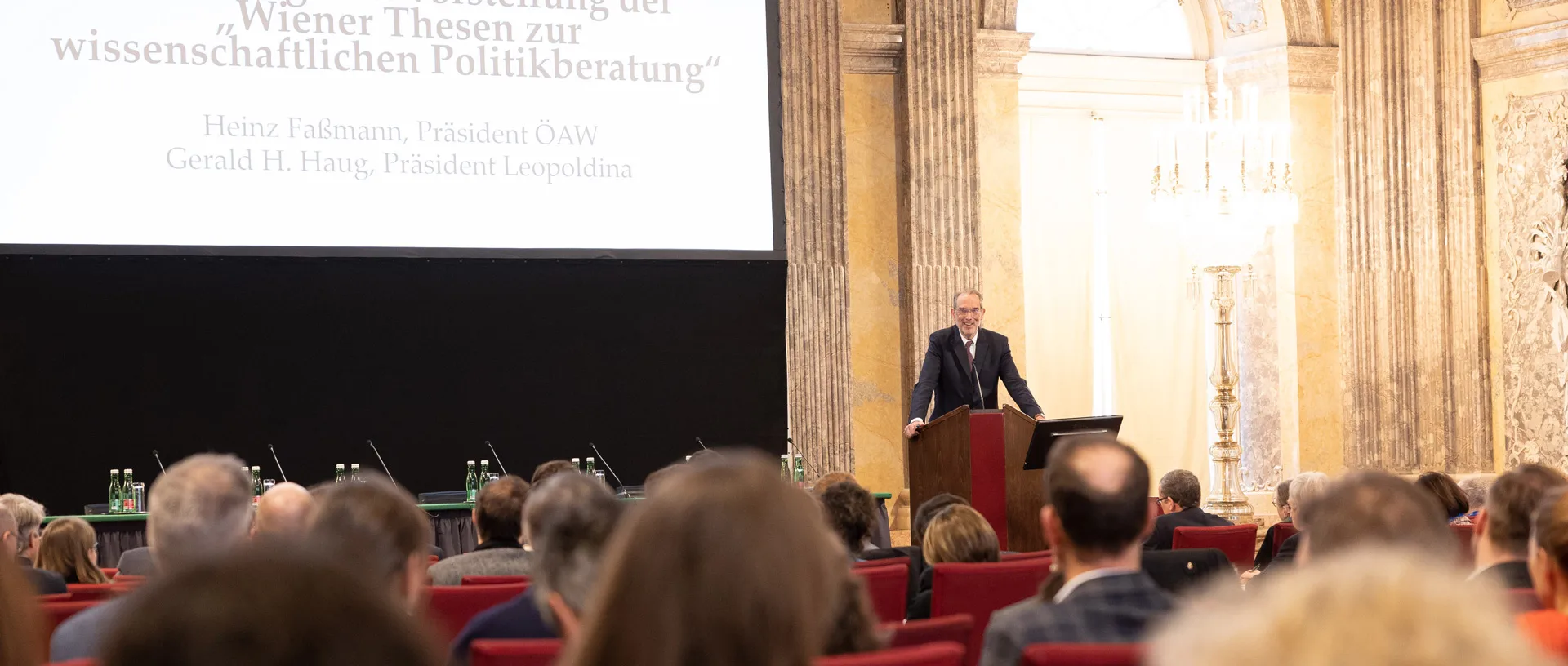 ÖAW-Präsident Heinz Faßmann am Podium vor seinem Publikum im Festsaal der ÖAW