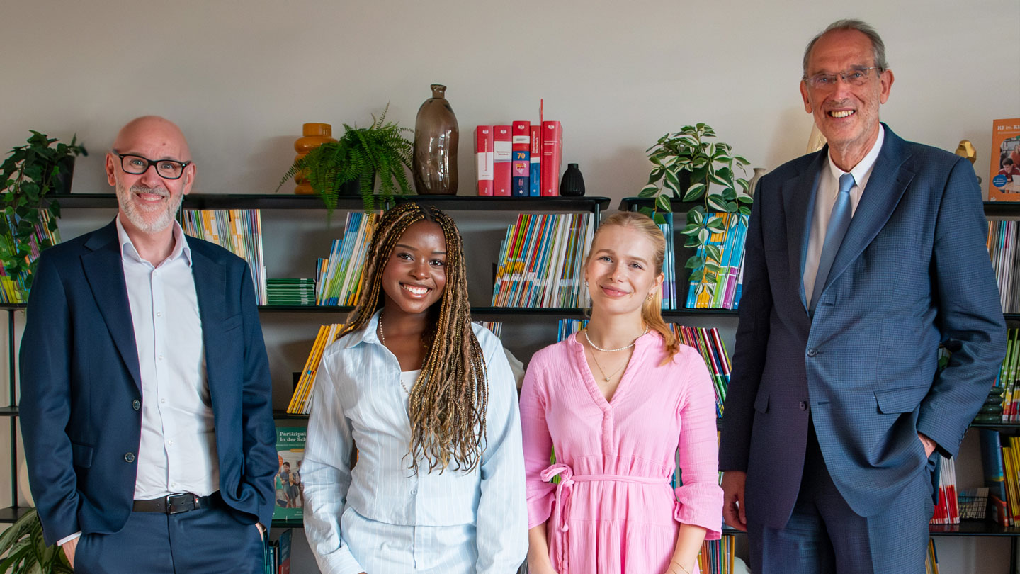 Gruppenfoto vor einer Bücherwand