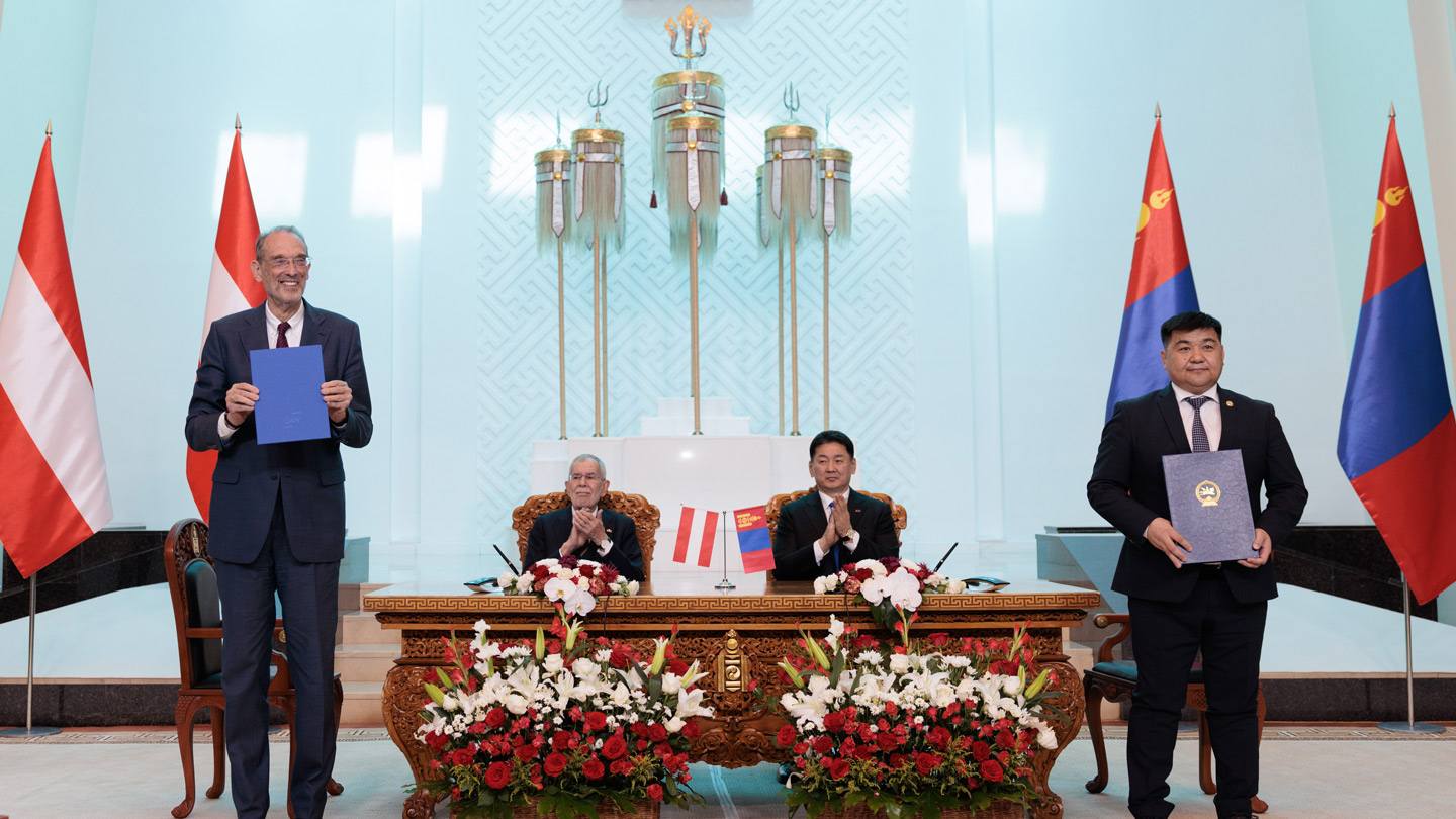 Heinz Faßmann, Alexander Van der Bellen, Ukhnaa Khurelsukh und Sampildovdov Chuluun bei der Präsentation der Kooperationsverträge in feierlichem Saal