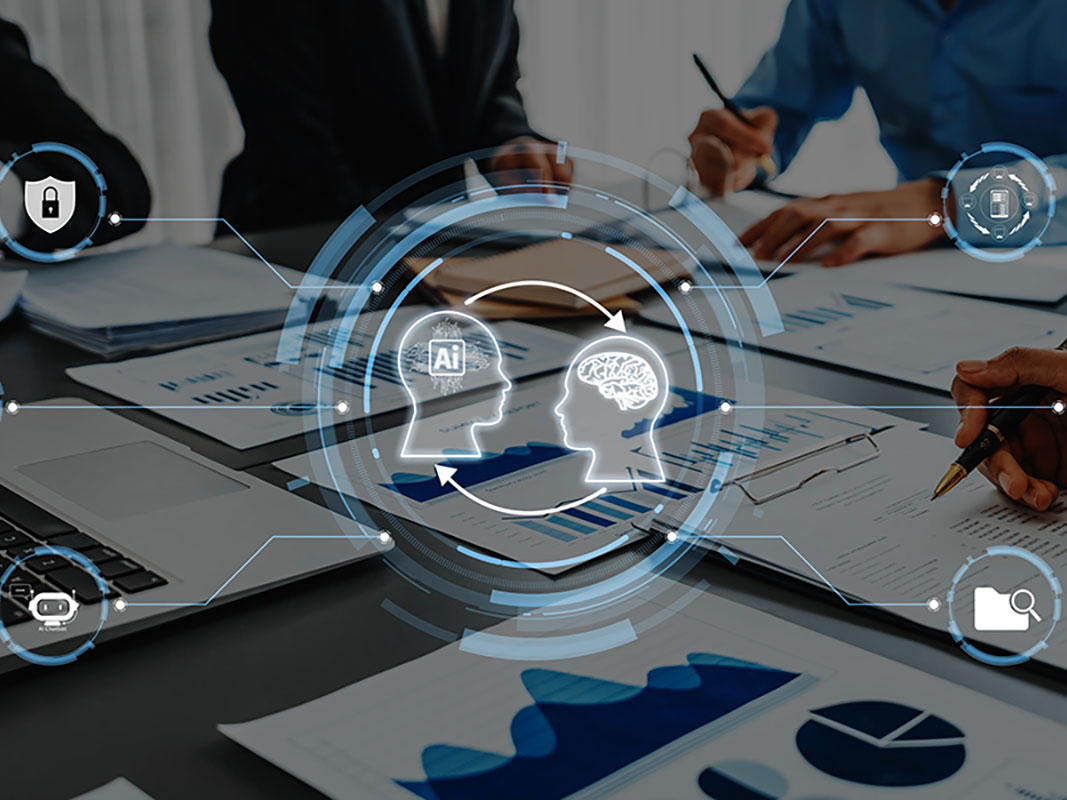 Personen besprechen Unterlagen und Diagramme an einem Tisch; darüber symbolisiert eine digitale Grafik die Zusammenarbeit von menschlicher und künstlicher Intelligenz.