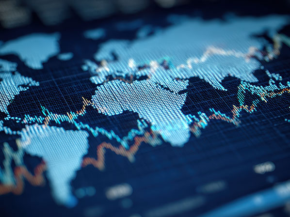 Digitale Weltkarte mit Datenpunkten und farbigen Linien, die globale Verbindungen und Datenströme symbolisieren.