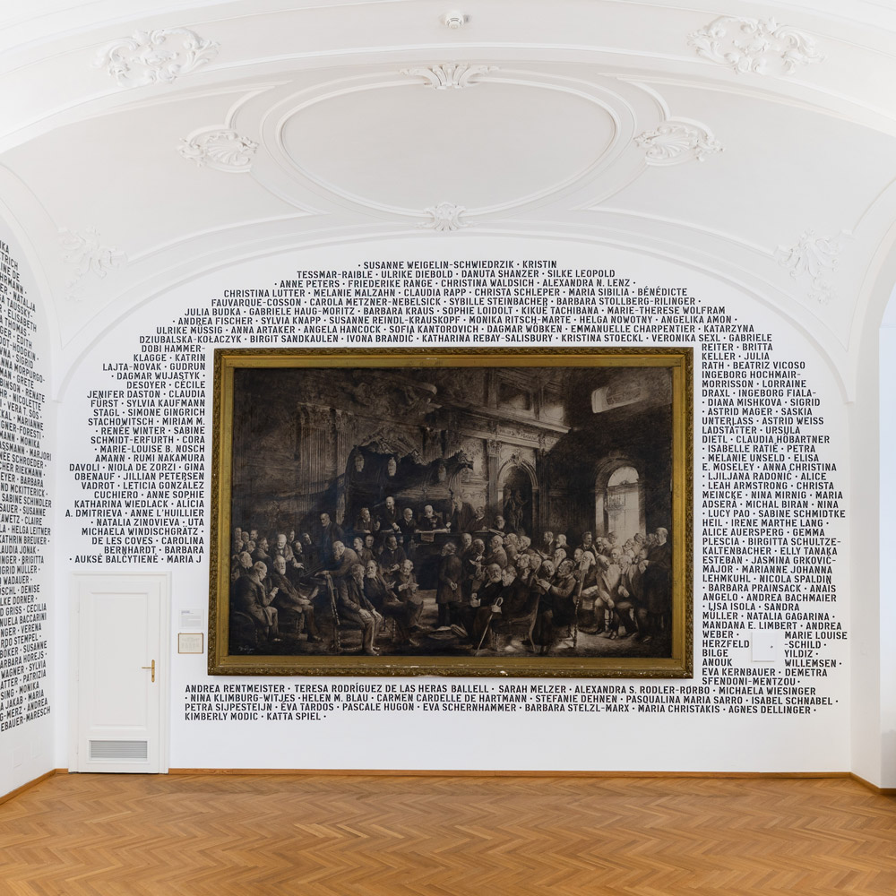 Historisches Gemälde mit männlichen Mitgliedern der Akademie, von Namen weiblicher Mitglieder umrahmt
