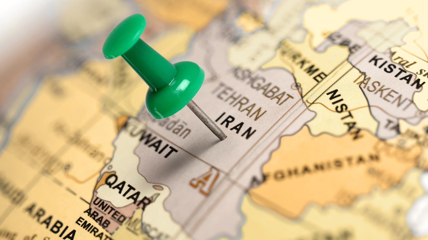 Landkarte des Nahen Ostens mit einer Stecknadel, die im Iran steckt
