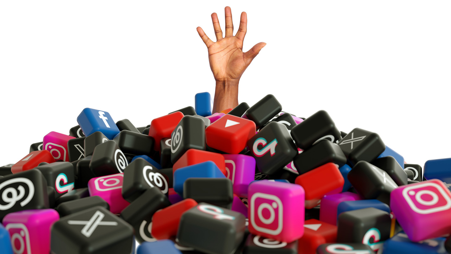 Eine Hand wird aus einem Berg aus Social-Media-Icons gestreckt