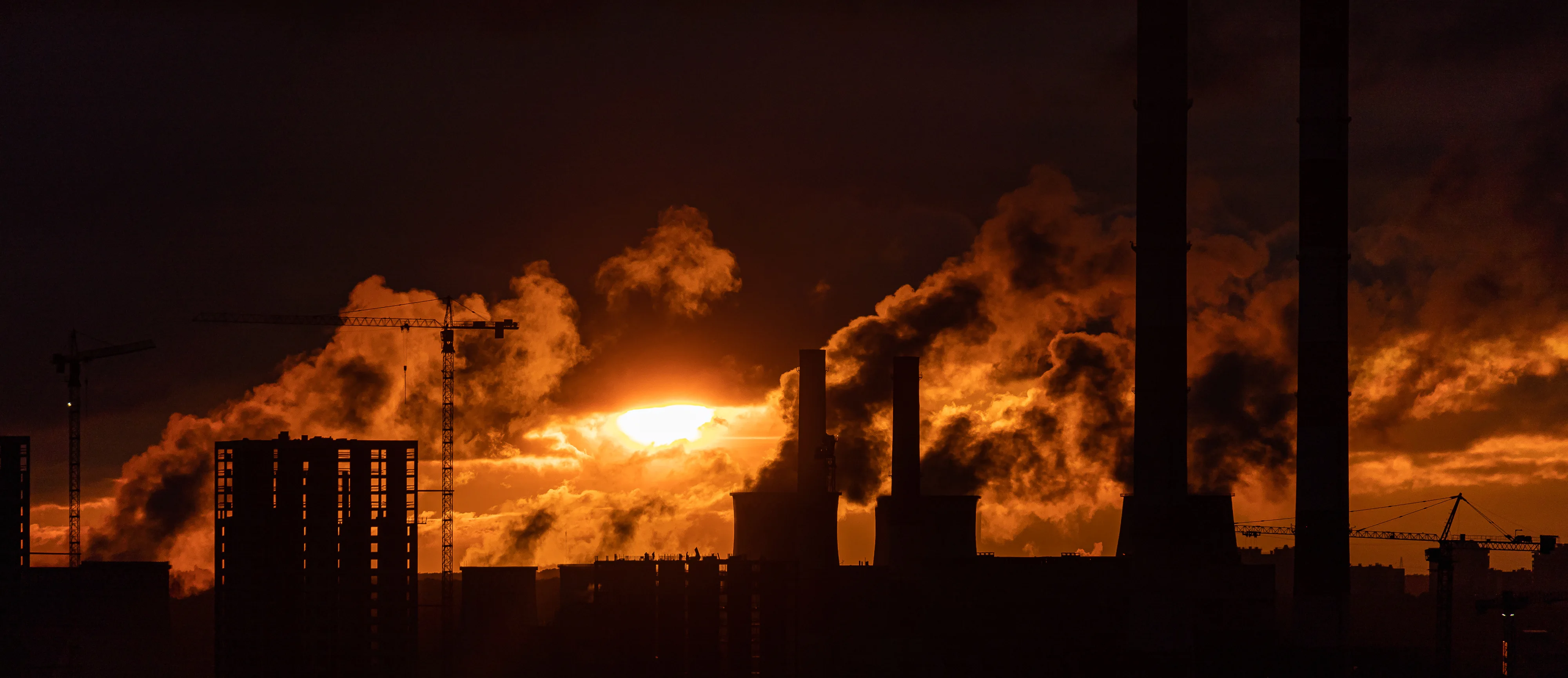 Russische Industrieanlage vor einem Sonnenuntergang