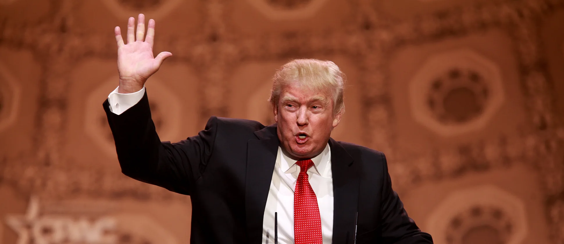 Trump steht an einem Podium