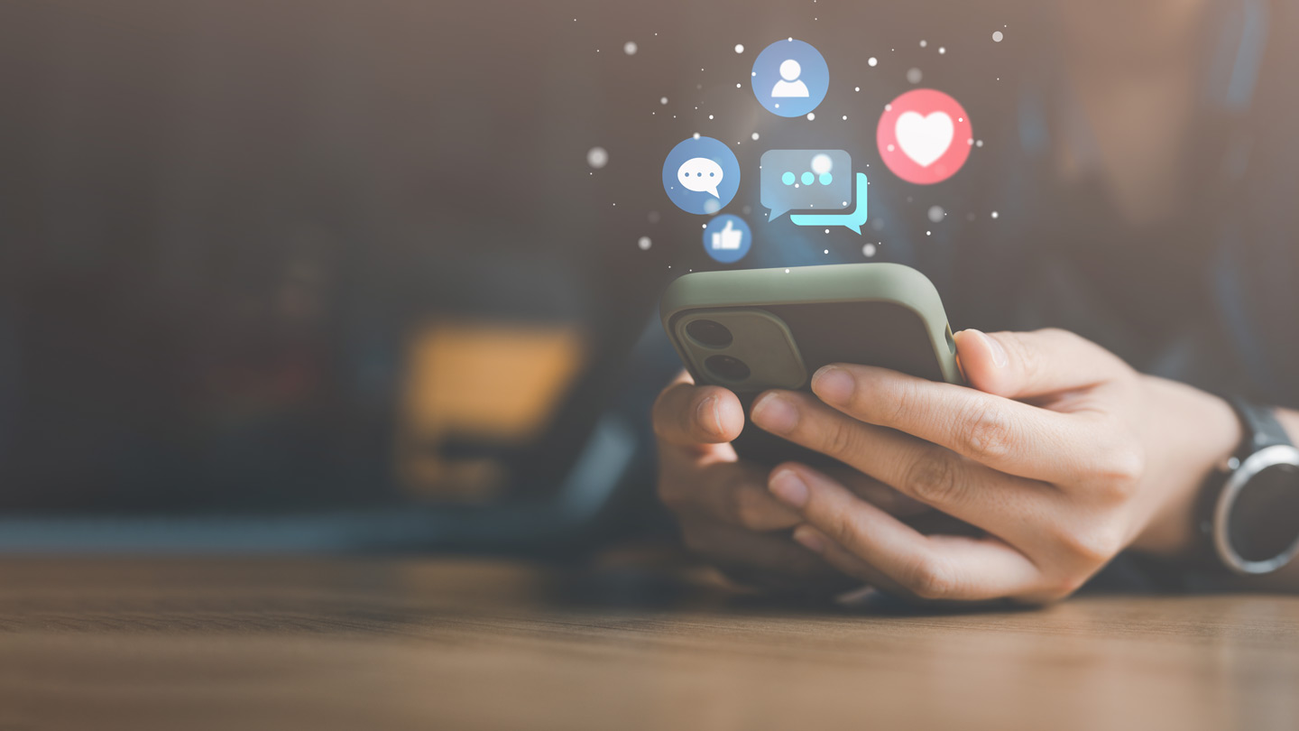 Illustration einer Hand, die ein Smartphone hält, über dem Social-Media-Icons zu sehen sind