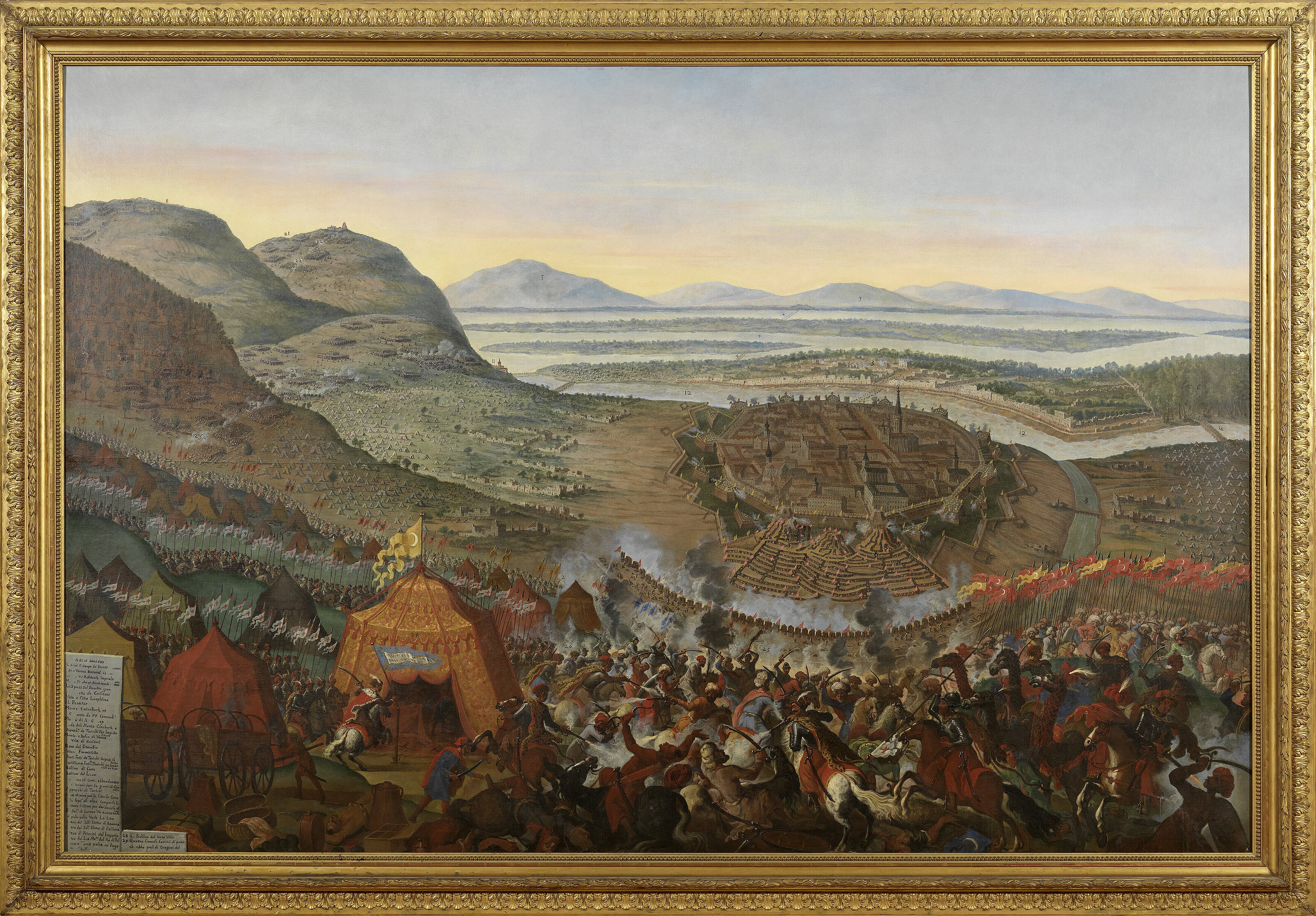 Gemälde des Entsatzes von Wien 1683: Darstellung der Schlacht mit der belagerten Stadt Wien im Hintergrund, umgeben von osmanischen Truppen. Im Vordergrund sind christliche Heere, Reiter und Zelte zu sehen. Die Landschaft zeigt Hügel, Flüsse und weite Ebenen. Das Bild ist in einem goldenen Rahmen eingefasst.