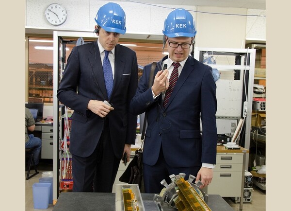 Staatssekretär Harald Mahrer und HEPHY-Physiker Christoph Schwanda vor einem mechanischen Model des Belle II Silizium-Vertexdektors.