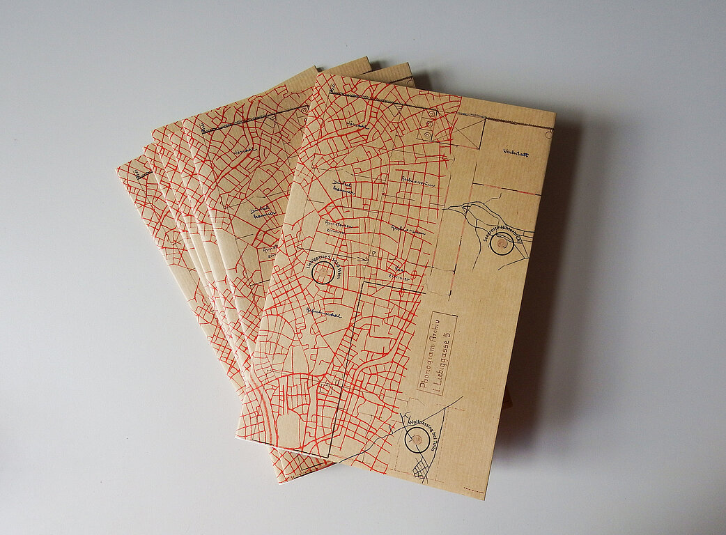 Limitierte Druckausgabe mit einem Umschlag aus Kraftpapier: ein Vexierbild aus Raum- und Stadtplan © PHA, Jasemin Khaleli