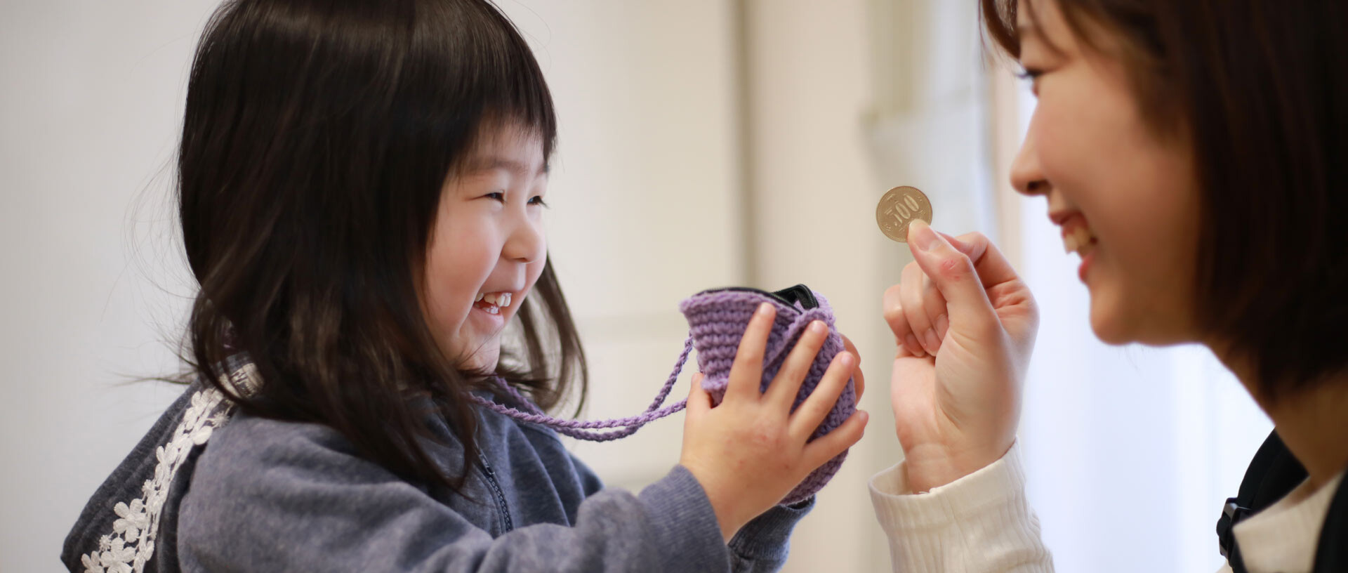 Illustration: Eine Frau überreicht einem Kind eine Münze. 