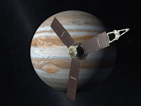 Künstlerische Darstellung der Raumsonde JUNO am Jupiter © Wikimedia/Public Domain/NASA/JPL