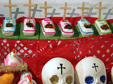 Zuckerfiguren zum Tag der Toten in Mexiko. © Wikimedia/Tomás Castelazo