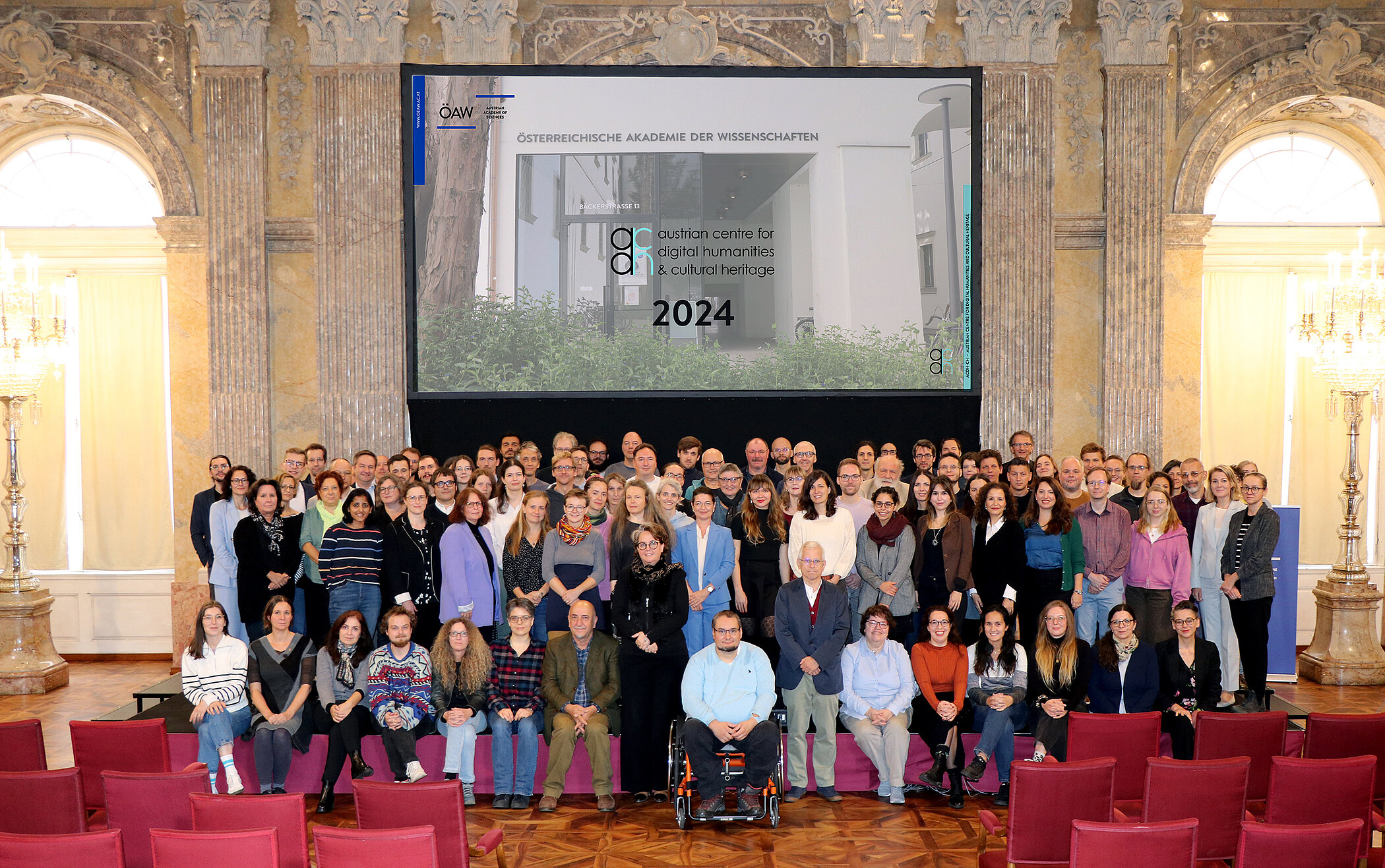 Gruppenfoto von etwa 100 Mitarbeitenden im Festsaal der ÖAW