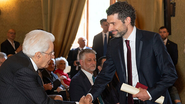 Hannes Pichler und Italiens Präsident Sergio Mattarella schütteln sich bei der Preisverleihung die Hände