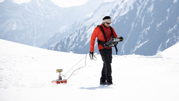 Um zu klären, wie viel Sonnenlicht das Eis abschmelzender Gletscher reflektiert, sind Messungen vor Ort gegenüber Satellitendaten genauer. Um zu klären, wie viel Sonnenlicht das Eis abschmelzender Gletscher reflektiert, sind Messungen vor Ort gegenüber Satellitendaten genauer.