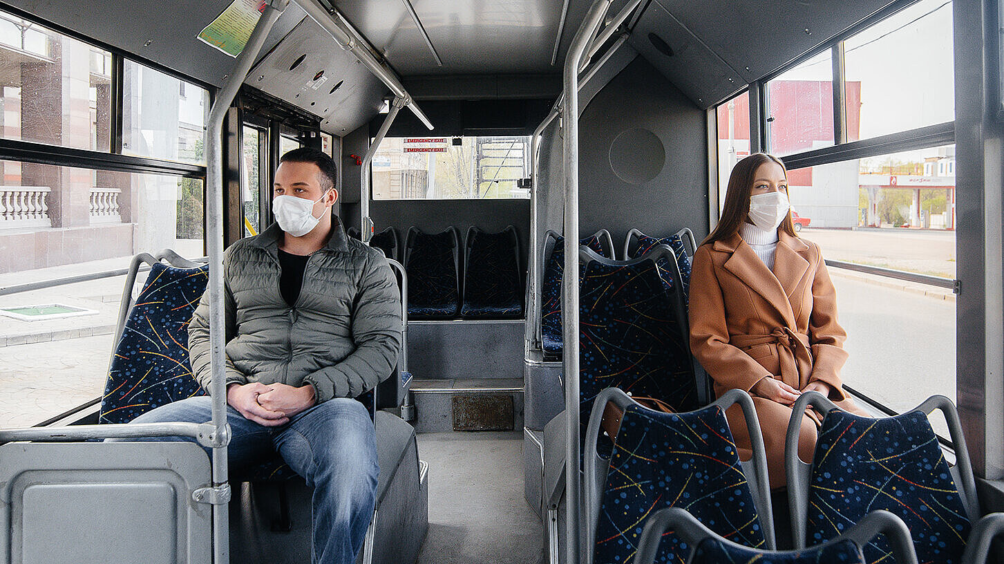 Einige Maßnahmen zur Pandemiebekämpfung, wie etwa das Tragen von Schutzmasken, beruhen auf Solidarität mit anderen. Einige Maßnahmen zur Pandemiebekämpfung, wie etwa das Tragen von Schutzmasken, beruhen auf Solidarität mit anderen.