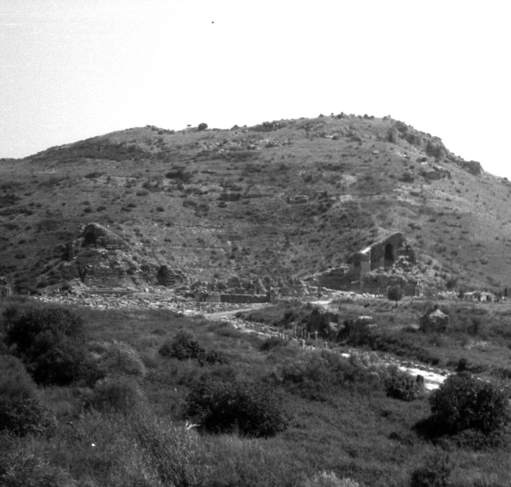 View of the Great Theater and the Arkadiane before the beginning of building activity and restoration (photo: OeAW-OeAI/ Image database)