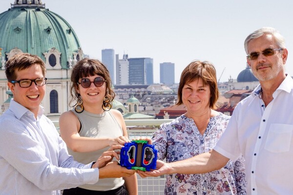 Georg Harrer (TU Wien), Lidija Radovanovic (TU Wien), Elisabeth Wolfrum (IPP Garching), Friedrich Aumayr (TU Wien) mit einem 3D-gedruckten 1:100 Modell des ITER