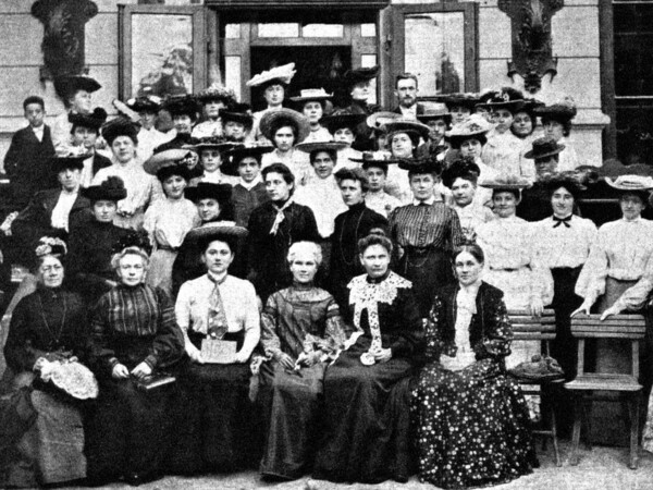 Assembly of the Allgemeinen Österreichischen Franenverein in Vienna, source: Wiener Bilder, Nr. 28, 13.07.1904, p. 10. [link: https://anno.onb.ac.at/cgi-content/annoshow?call=wrb%7C19040713%7C10%7C100%7C0]