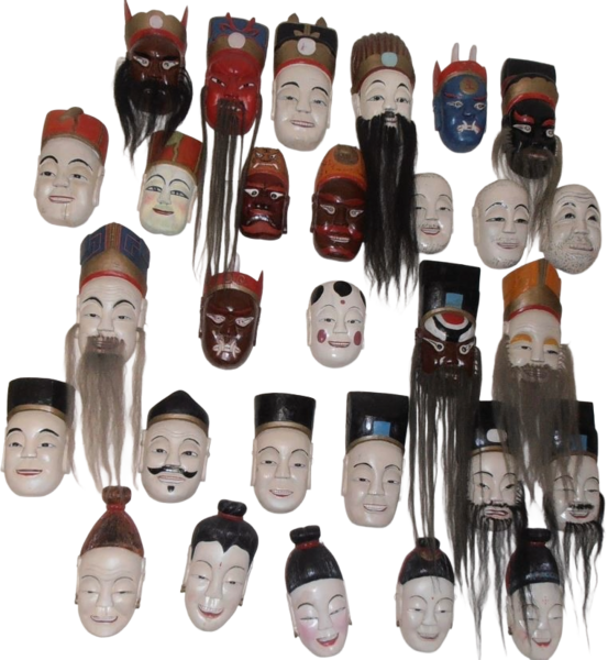 Das Foto zeigt einen Satz der chinesischen Holzmasken für die Nuo-Oper.
