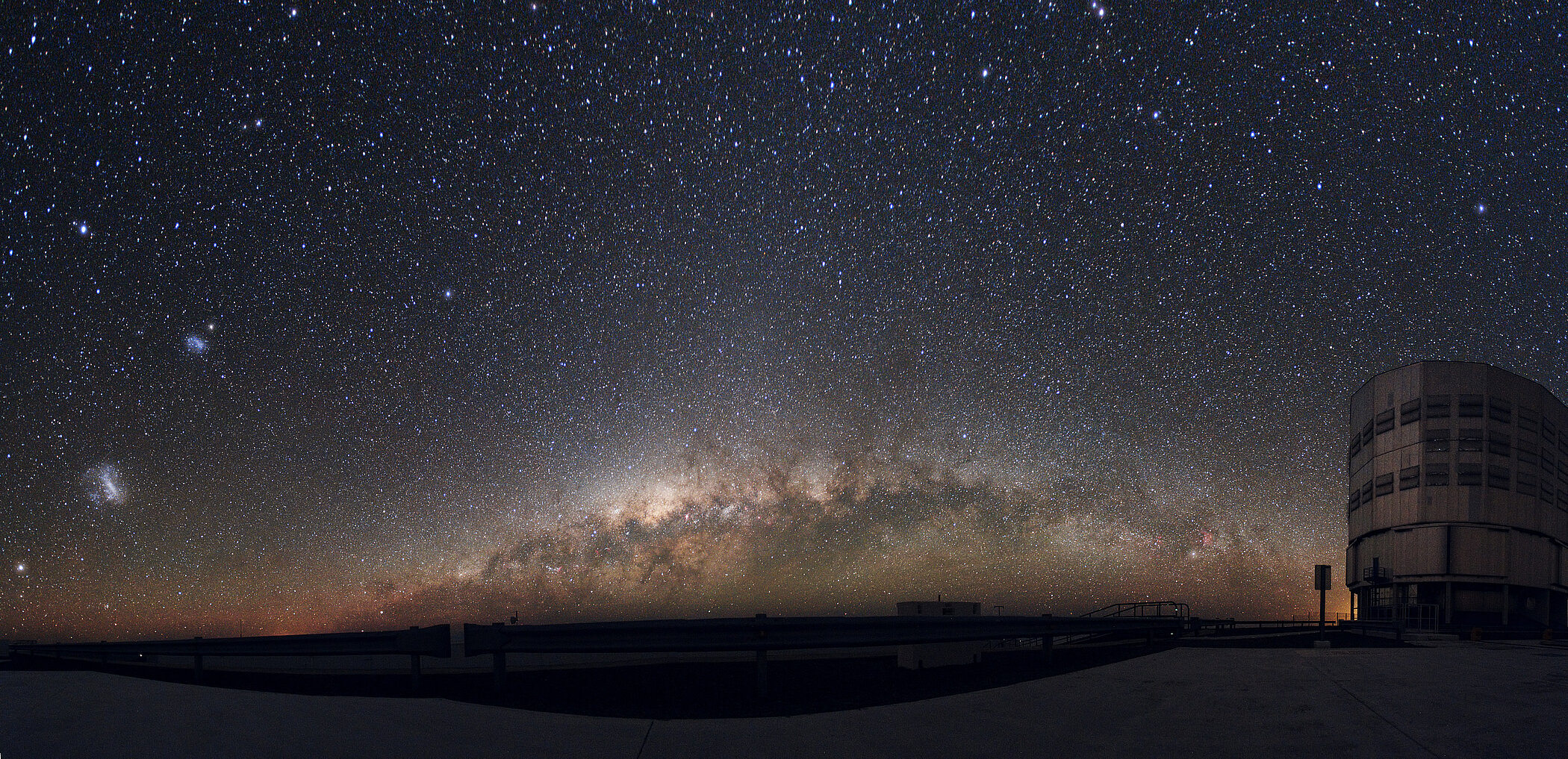 Panorama des Nachthimmels mit der Milchstraße über einer astronomischen Sternwarte