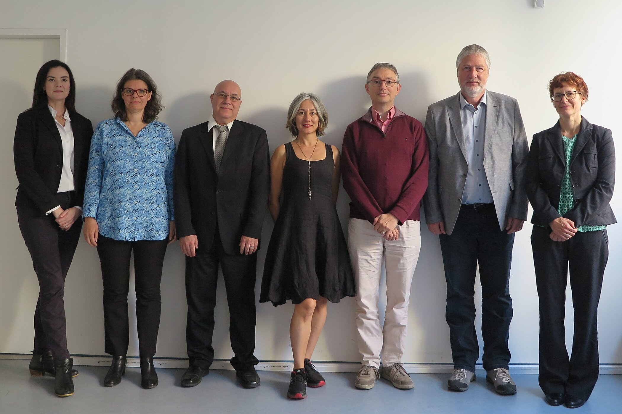 Group photo of the Scientific Advisory Board of the Acoustics Research Institute. Seven members are standing side by side. From left to right: Sonja Vernes, Sabine C. Langer, Radu Balan, Deniz Başkent, Rémi Gribonval, Bernd Möbius, and Bettina Zinn. Photo © ARI 2023.