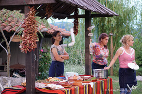 Women offering Vlach products to the hotel guests (Donji Milanovac, 2017)