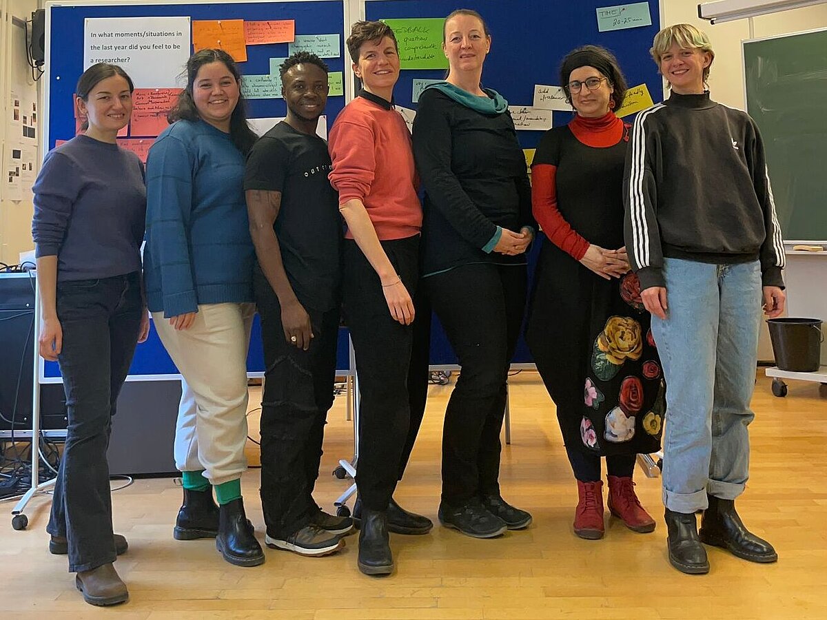 Gruppenfoto von 4 Musiker*innen-Forscher*innen und drei Projektmitarbeiter*innen beim vorletzten Workshop im Seminarraum des Instituts für Volksmusikforschung und Ethnomusikologie