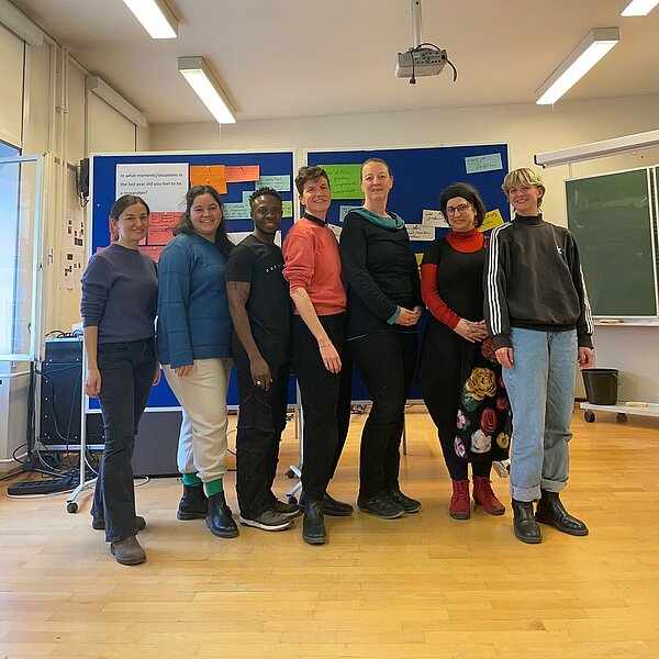 Gruppenfoto von 4 Musiker*innen-Forscher*innen und drei Projektmitarbeiter*innen beim vorletzten Workshop im Seminarraum des Instituts für Volksmusikforschung und Ethnomusikologie
