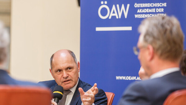 Nationalratspräsident Wolfgang Sobotka sieht in digitaler Kompetenz eine zentrale Kulturtechnik der Gegenwart. © ÖAW Nationalratspräsident Wolfgang Sobotka sieht in digitaler Kompetenz eine zentrale Kulturtechnik der Gegenwart. © ÖAW