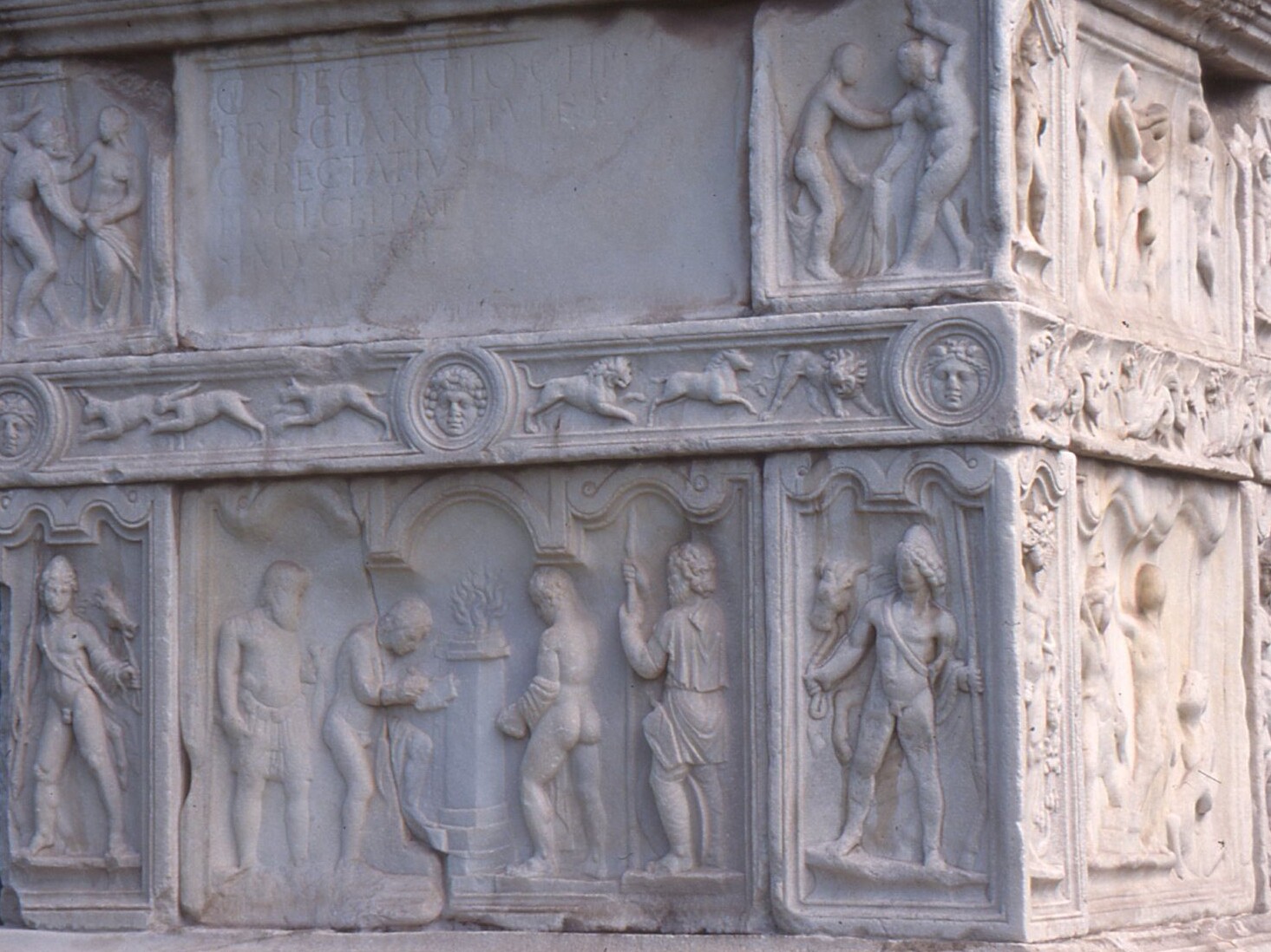 Grabmonument aus Šempeter zeigt im Sockelrelief Szenen aus der Ilias © Austria-Forum