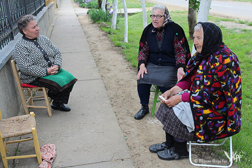 Women from Dindeștiu Mic talking in Swabian (Dindestiu Mic, 2017)